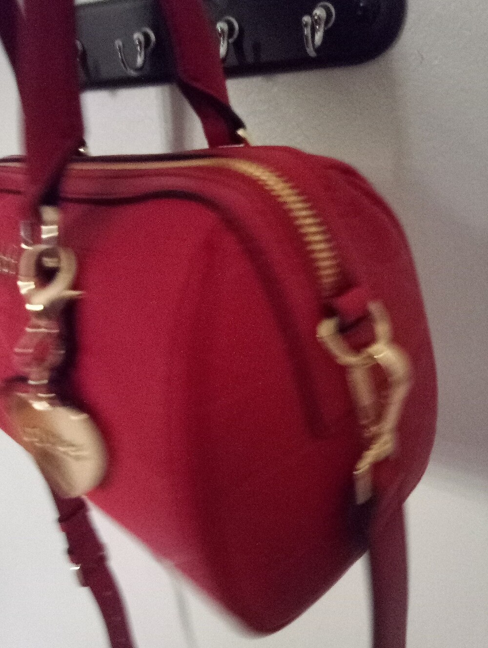 Guess: Red Barrel Satchel - Picture 7 of 7